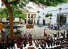Verkauf vonafrikanischen Holzfiguren in Santa Cruz : Musikerdenkmal, Christa, Liane, Andrea